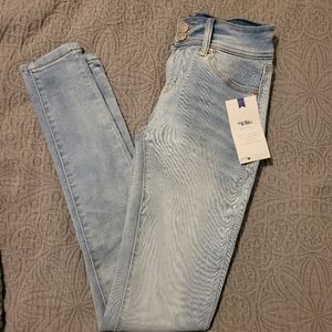 Woman's Juniors size 0 24 wallflower skinny jeans new with tags